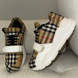 Size 38 EU- 7.5 US Burberry Regis Low Beige